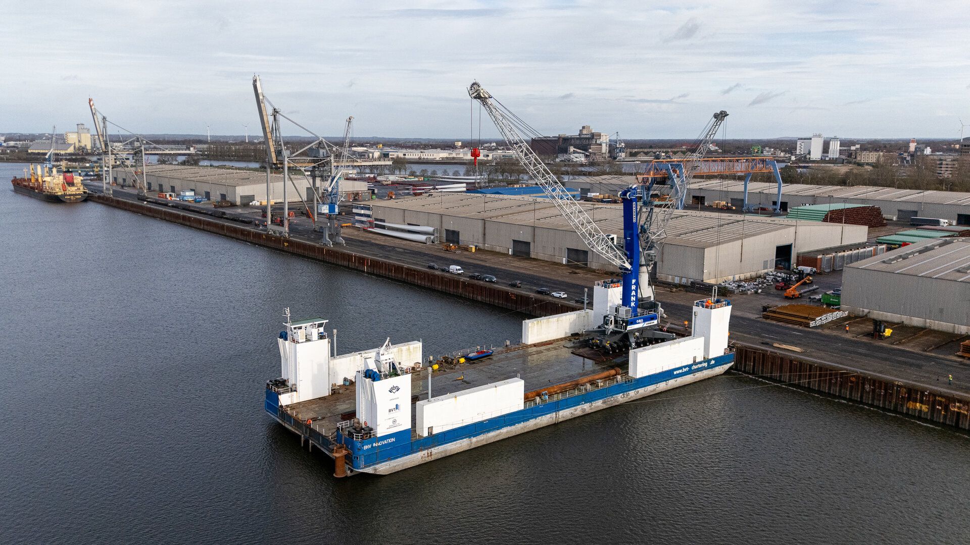 The following day, the crane was finally transferred from the pontoon to land at high tide. For this purpose, the pontoon was ballasted accordingly in order to reach the required quay height. 